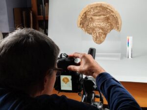 Il fotografo intento a fotografare un reperto del Museo Archeologico di Lamezia per la digitalizzazione