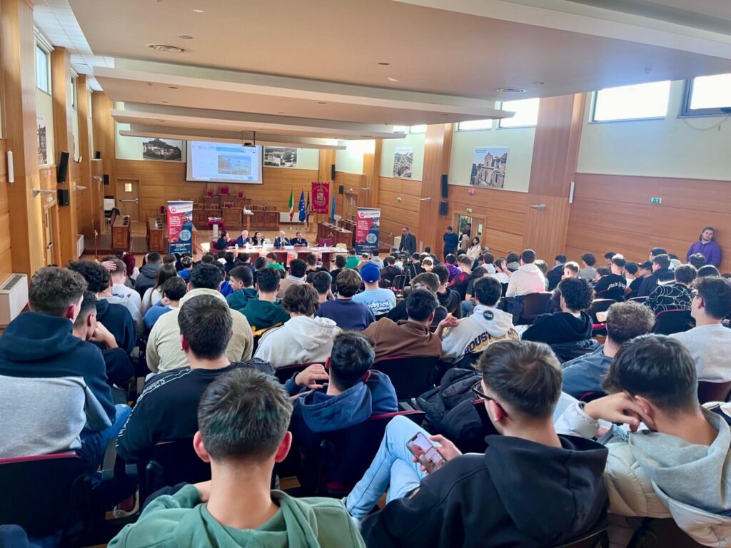 Sala Consiliare del Comune di Lamezia Terme gremita di studenti durante la presentazione dei nuovi corsi dell'ITS Cadmo a Lamezia Terme