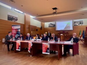 Tavolo dei relatori nella Sala Consiliare del Comune di Lamezia Terme durante l'intervento di Francesco Macrì, Responsabile Area Competenze Digitali di Sinapsys