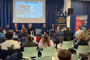 Relatori e pubblico in sala durante la presentazione dei corsi dell'ITS Cadmo che si svolgeranno a Castrolibero