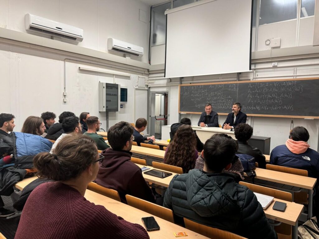 panoramicha dell'aula universitaria con studenti di spalle durante l'incontro tra i rappresentanti di Sinapsys e gli studenti dell'Unical