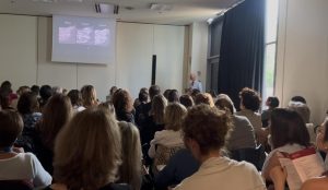 Partecipanti al Congresso GISMa 2025 durante una sessione plenaria sullo screening oncologico, con Sinapsys partner ufficiale e presentazione di ScreenSì, soluzione per la prevenzione e l’interoperabilità dei dati sanitari.