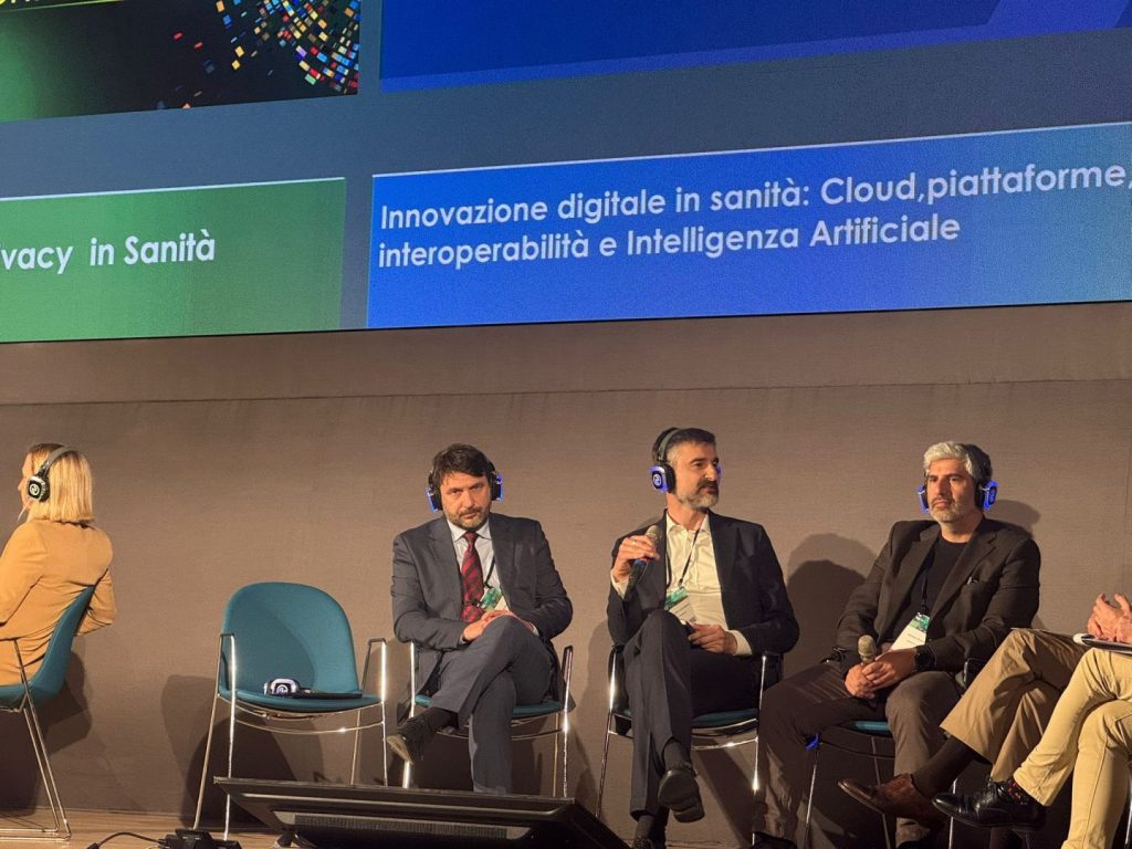 Alessandro Carellario, Amministratore Delegato di Sinapsys (al centro con microfono), durante la sessione 'Innovazione digitale in sanità: Cloud, piattaforme, interoperabilità e Intelligenza Artificiale' all’Healthcare Innovation Executive Conference 2025, tenutasi a Roma il 6 maggio